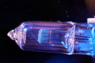 Siyah arka plan üzerine beyaz şarap kadehi