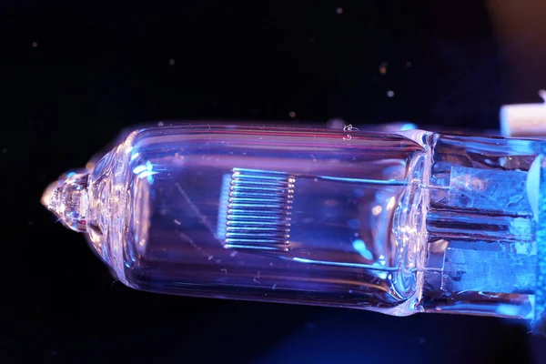 Siyah arka plan üzerine beyaz şarap kadehi