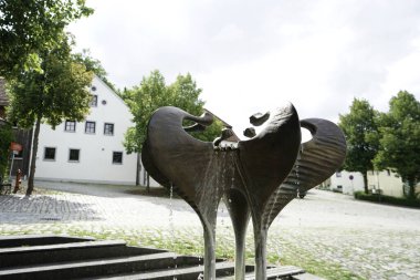 Parkta büyük beyaz bir at.