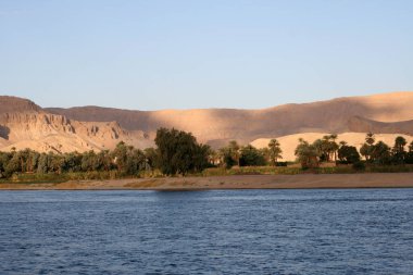 Çöldeki nehir manzarası
