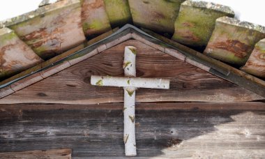 Duvarda tahta haç var.