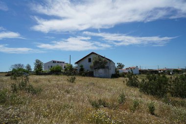 Köydeki terk edilmiş eski evde.