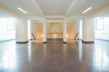 Modern ofis binası olan boş koridor