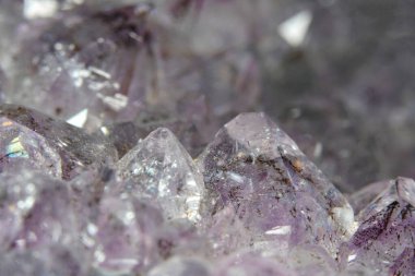 Siyah arkaplanda makro mineral kuvars ametist