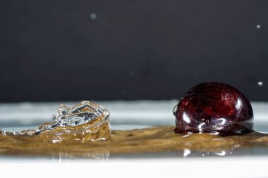 Siyah arkaplanda su damlaları