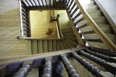 İç kısımdaki eski ahşap merdiven.