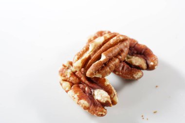 beyaz arka plan üzerinde bir ceviz yakın