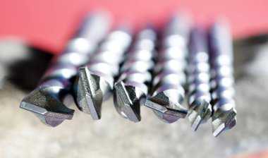 Beyaz arka planda metal vidalar