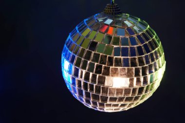 disko topu siyah arkaplanda