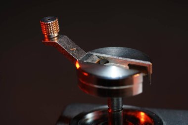 Siyah arka planda bir nargileyi kapat.