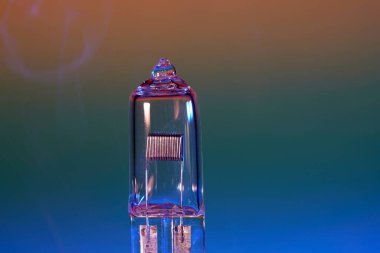 Karanlık bir arka planda bir bardak su.