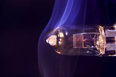 öncü ampul siyah arkaplanda