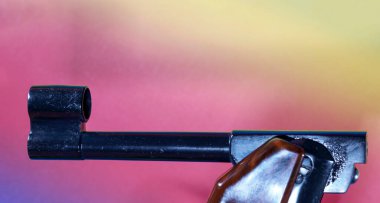 Çekiçli eski ahşap masa