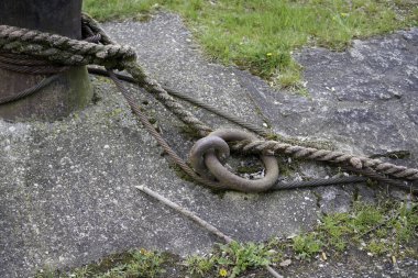 Nehrin arka planında eski paslı demir zincir