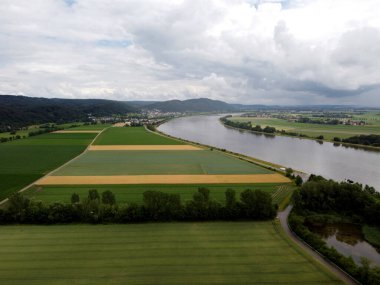 Nehrin kırsal kesimdeki hava manzarası.