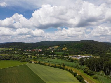 Yazın kırsal alanın havadan görünüşü