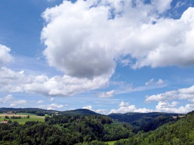 Dağları ve bulutları olan güzel bir manzara