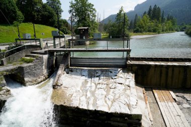 Dağlardaki nehrin güzel manzarası