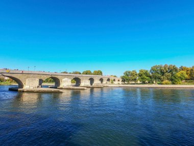 Nehrin üzerindeki köprü