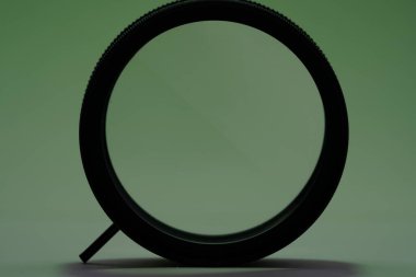 bir aynanın siyah beyaz fotoğrafı