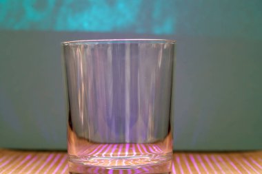 Tahta masada bir bardak su.