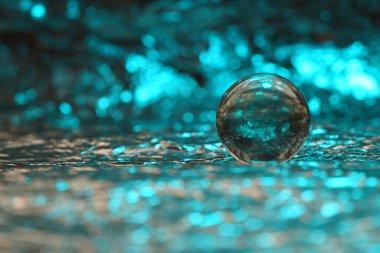 Bardağa su damlıyor.