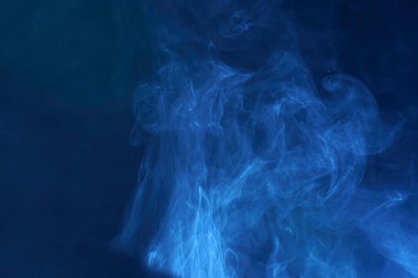 Siyah arkaplanda beyaz duman