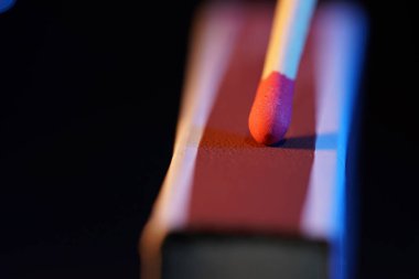 Siyah arkaplanda bir kalemi kapat