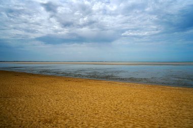 Güzel deniz manzarası ve kumsal.