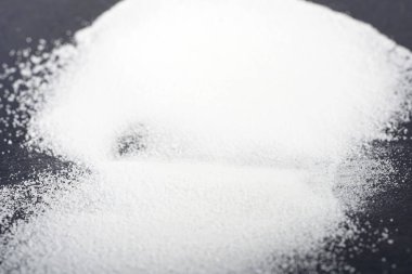 Siyah arkaplanda beyaz şeker tozu