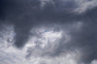 Gökyüzündeki kara bulutlar