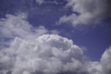 Bulutlu mavi gökyüzü