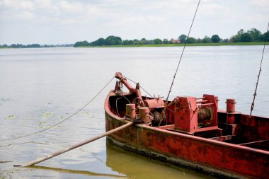Nehirde bir balıkçı teknesi