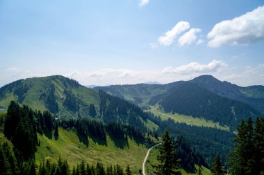 Dağları ve bulutları olan güzel bir manzara
