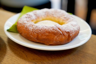 Çikolata ve şekerli lezzetli çörekler.