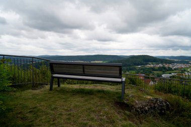 Dağlarda ahşap bir bank manzarası