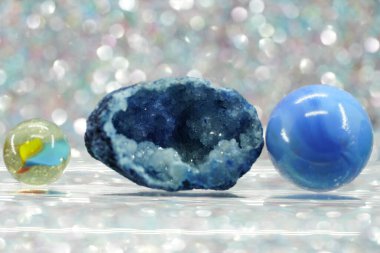 Cam toplar ve renkli misketler bulanık bir arka plana karşı