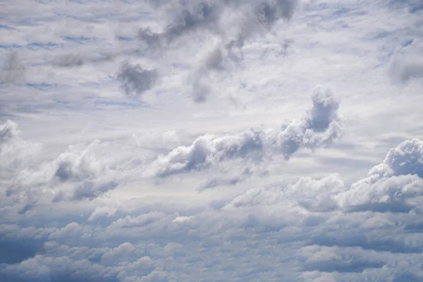 蓝白相间的卷积云像巴伐利亚的天空 图库照片