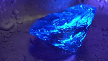 Su damlaları damlayan elmas