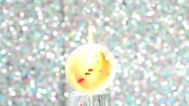 Arta kalan mumlar bitene kadar yanar.