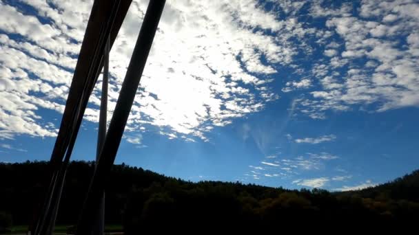 Ponte Com Arco Aço Nuvens Cirrocumulus — Vídeo de Stock