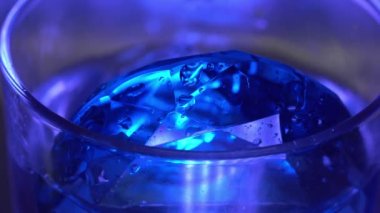 Su olsa da olmasa da kristal su bardağı.