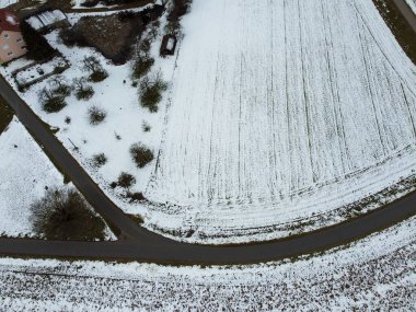 Bulutlu bir günde Bavyera 'daki karlı tarla tarlaları