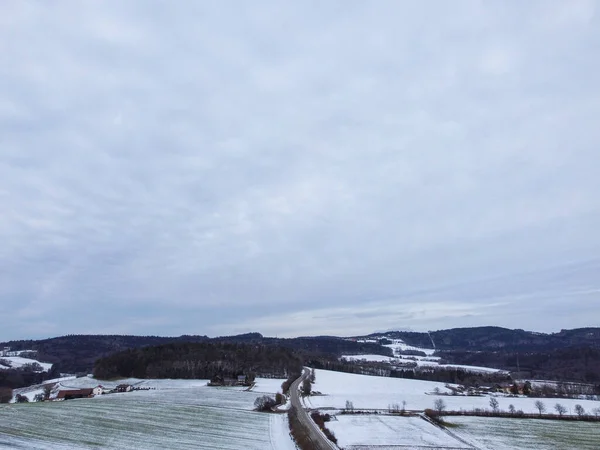 Drone Πλάνο Χιονισμένα Αγροτικά Χιονισμένα Χωράφια Στη Βαυαρία Μια Συννεφιασμένη — Φωτογραφία Αρχείου