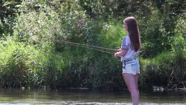 Dívka Rybaření Říčním Režimu — Stock video