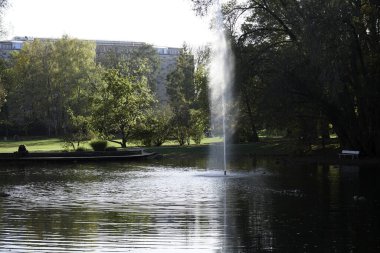 Dinlenmek için yemyeşil ve dinlenmek için banklara park edin.