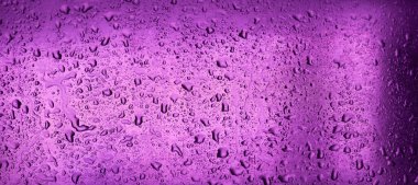 Stüdyoda, arka planda bir damla su çekilmiş.