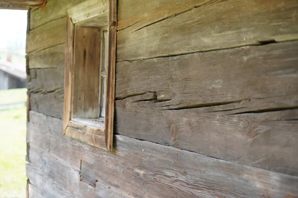 Dřevěné Části Jako Okna Starém Domě Zahradou — Stock fotografie