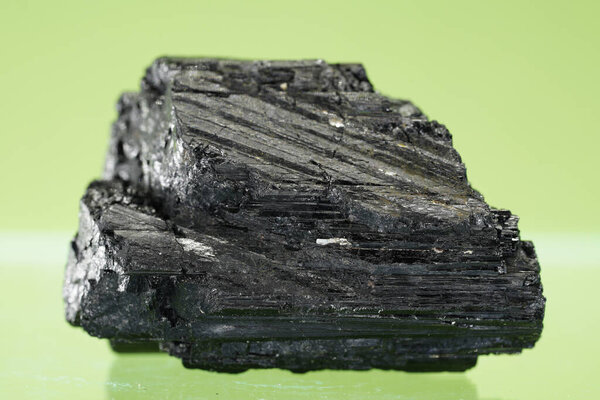 натуральный минерал на зеленом фоне с кристаллами кварца - это красивый фон и абстрактный, макро