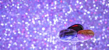 Gemstone 'lar cam içinde stüdyoda mavi arka plana karşı